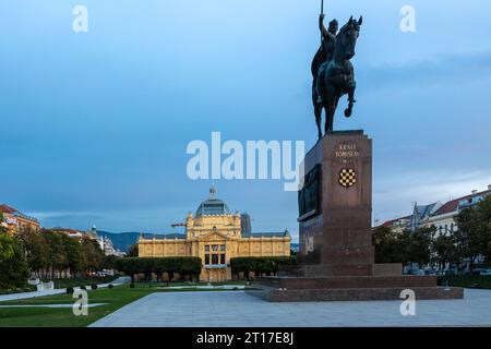 Statue des ersten Königs von Kroatien, König Tomislav in Zagreb bei einem farbenfrohen Sonnenaufgang auf dem Lenuci Hufeisen in der Unterstadt auf dem Platz Stockfoto