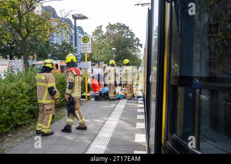 Auf der Osloer Straße in Berlin Wedding wurde eine Person von einer Straßenbahn erfasst und unter der Tram eingeklemmt. Die Berliner Feuerwehr befreite die Person und transportiere den letzten anschließen in einem Krankenhaus./in der Osloer Straße in Berlin Wedding wurde eine Person von einer Straßenbahn getroffen und unter der Straßenbahn gefangen gehalten. Die Berliner Feuerwehr befreite die Person und transportierte die Verletzten anschließend in ein Krankenhaus. Personenunfall mit Straßenbahn in Berlin *** an der Osloer Straße in Berlin Wedding wurde eine Person von einer Straßenbahn getroffen und unter der Straßenbahn der Berliner Feuerwehr gefangen gehalten Stockfoto