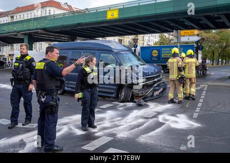 Schwerer Verkehrsunfall mit einer Straßenbahn an der Kreuzung Schönhauser Allee und Bornholmer Straße. Ein klein Transporter kollidiert auf der Kreuzung mit abbiegenden Straßenbahn. Daraufhin entgleiste die Straßenbahn. Der Fahrer des Kleintransporters wurde verletzt./schwerer Verkehrsunfall mit einer Straßenbahn an der Kreuzung Schönhauser Allee und Bornholmer Straße. Ein kleiner Van kollidierte an der Kreuzung mit einer sich abbiegenden Straßenbahn. Als Folge davon entgleiste die Straßenbahn. Der Fahrer des Lieferwagens wurde verletzt. Schwerer Unfall mit Straßenbahn in Berlin-Prenzlauer Berg *** schwerer Verkehrsunfall Stockfoto