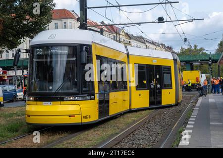 Schwerer Verkehrsunfall mit einer Straßenbahn an der Kreuzung Schönhauser Allee und Bornholmer Straße. Ein klein Transporter kollidiert auf der Kreuzung mit abbiegenden Straßenbahn. Daraufhin entgleiste die Straßenbahn. Der Fahrer des Kleintransporters wurde verletzt./schwerer Verkehrsunfall mit einer Straßenbahn an der Kreuzung Schönhauser Allee und Bornholmer Straße. Ein kleiner Van kollidierte an der Kreuzung mit einer sich abbiegenden Straßenbahn. Als Folge davon entgleiste die Straßenbahn. Der Fahrer des Lieferwagens wurde verletzt. Schwerer Unfall mit Straßenbahn in Berlin-Prenzlauer Berg *** schwerer Verkehrsunfall Stockfoto