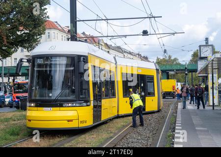 Schwerer Verkehrsunfall mit einer Straßenbahn an der Kreuzung Schönhauser Allee und Bornholmer Straße. Ein klein Transporter kollidiert auf der Kreuzung mit abbiegenden Straßenbahn. Daraufhin entgleiste die Straßenbahn. Der Fahrer des Kleintransporters wurde verletzt./schwerer Verkehrsunfall mit einer Straßenbahn an der Kreuzung Schönhauser Allee und Bornholmer Straße. Ein kleiner Van kollidierte an der Kreuzung mit einer sich abbiegenden Straßenbahn. Als Folge davon entgleiste die Straßenbahn. Der Fahrer des Lieferwagens wurde verletzt. Schwerer Unfall mit Straßenbahn in Berlin-Prenzlauer Berg *** schwerer Verkehrsunfall Stockfoto