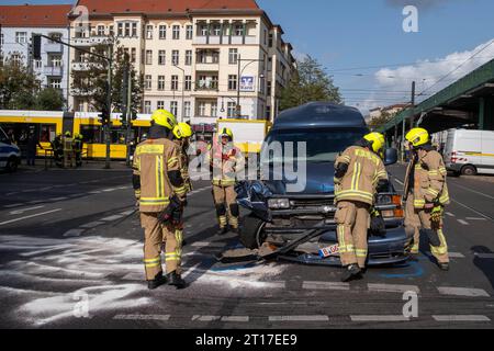 Schwerer Verkehrsunfall mit einer Straßenbahn an der Kreuzung Schönhauser Allee und Bornholmer Straße. Ein klein Transporter kollidiert auf der Kreuzung mit abbiegenden Straßenbahn. Daraufhin entgleiste die Straßenbahn. Der Fahrer des Kleintransporters wurde verletzt./schwerer Verkehrsunfall mit einer Straßenbahn an der Kreuzung Schönhauser Allee und Bornholmer Straße. Ein kleiner Van kollidierte an der Kreuzung mit einer sich abbiegenden Straßenbahn. Als Folge davon entgleiste die Straßenbahn. Der Fahrer des Lieferwagens wurde verletzt. Schwerer Unfall mit Straßenbahn in Berlin-Prenzlauer Berg *** schwerer Verkehrsunfall Stockfoto