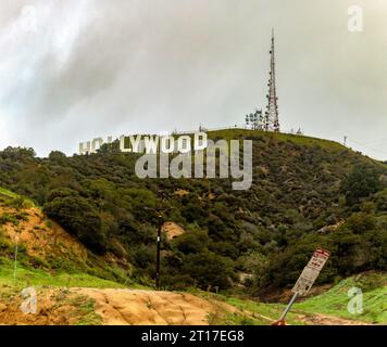 Riesiger Panoramablick auf das Hollywood-Schild auf dem Gipfel des Los Angeles Berges, im Bundesstaat Kalifornien in den Vereinigten Staaten von Amerika, besser k Stockfoto