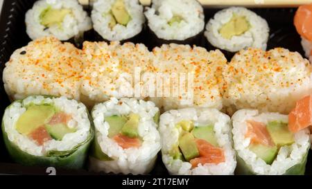 Sushi Nahaufnahme in einem Tablett Stockfoto
