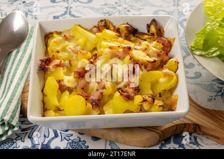 Tartenteller auf einem Tisch Stockfoto
