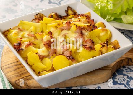 Tartenteller auf einem Tisch Stockfoto