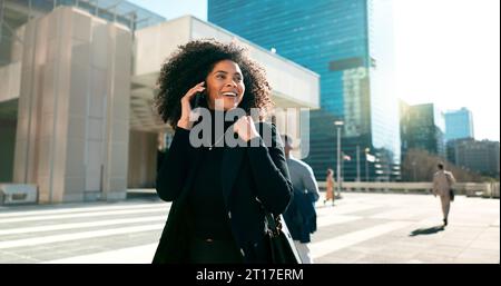 Spazieren, Stadt oder glückliche Geschäftsfrau bei einem Telefonanruf, beim Telefonieren, beim Networking oder beim Sprechen auf Reisen. Mobile Kommunikation, Chat oder birassische Frauen Stockfoto