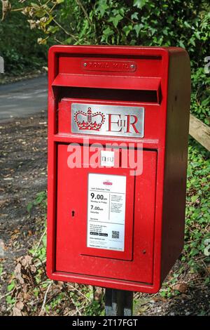 Hellrote E R Post Box in ländlicher Umgebung am Parkplatz von Dewerstone Woods an der Shaugh Bridge Stockfoto
