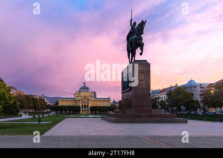 Statue des ersten Königs von Kroatien, König Tomislav in Zagreb bei einem farbenfrohen Sonnenaufgang auf dem Lenuci Hufeisen in der Unterstadt auf dem Platz Stockfoto