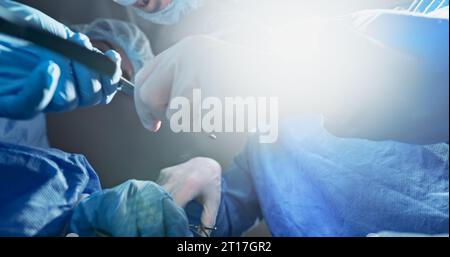 Chirurgie, Krankenhaus und Ärzte mit Skalpell für Operation, ärztlichen Notfall und Dienst im Theater. Gesundheitswesen, Teamarbeit und Hände von Menschen mit Stockfoto