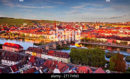 Würzburg, Deutschland. Antenne Stadtbild Bild von Würzburg mit alten Main Brücke über den Fluß während der schönen Herbst Sonnenuntergang. Stockfoto