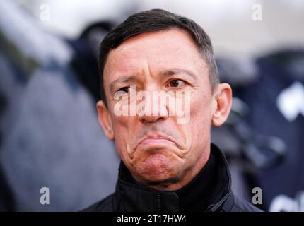 Frankie Dettori während eines Fotoanrufs in Southbank, London. Nach 37 Jahren Wettkampfsport zieht sich die Sportlegende aus dem Sattel zurück. Frankies letzte Fahrt auf britischem Boden findet am Samstag, den 21. Oktober, beim QIPCO British Champions Day in Ascot statt. Bilddatum: Donnerstag, 12. Oktober 2023. Stockfoto