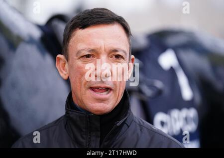 Frankie Dettori während eines Fotoanrufs in Southbank, London. Nach 37 Jahren Wettkampfsport zieht sich die Sportlegende aus dem Sattel zurück. Frankies letzte Fahrt auf britischem Boden findet am Samstag, den 21. Oktober, beim QIPCO British Champions Day in Ascot statt. Bilddatum: Donnerstag, 12. Oktober 2023. Stockfoto