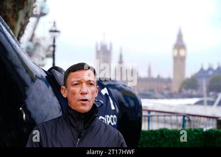 Frankie Dettori während eines Fotoanrufs in Southbank, London. Nach 37 Jahren Wettkampfsport zieht sich die Sportlegende aus dem Sattel zurück. Frankies letzte Fahrt auf britischem Boden findet am Samstag, den 21. Oktober, beim QIPCO British Champions Day in Ascot statt. Bilddatum: Donnerstag, 12. Oktober 2023. Stockfoto