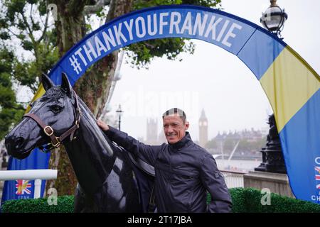 Frankie Dettori während eines Fotoanrufs in Southbank, London. Nach 37 Jahren Wettkampfsport zieht sich die Sportlegende aus dem Sattel zurück. Frankies letzte Fahrt auf britischem Boden findet am Samstag, den 21. Oktober, beim QIPCO British Champions Day in Ascot statt. Bilddatum: Donnerstag, 12. Oktober 2023. Stockfoto