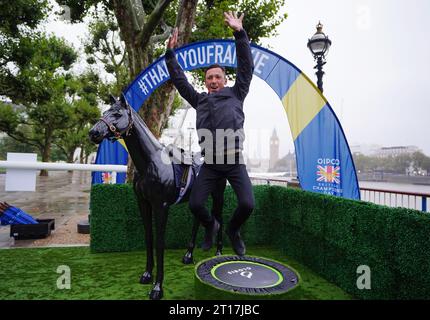 Frankie Dettori während eines Fotoanrufs in Southbank, London. Nach 37 Jahren Wettkampfsport zieht sich die Sportlegende aus dem Sattel zurück. Frankies letzte Fahrt auf britischem Boden findet am Samstag, den 21. Oktober, beim QIPCO British Champions Day in Ascot statt. Bilddatum: Donnerstag, 12. Oktober 2023. Stockfoto