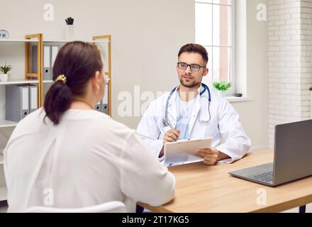 Übergewichtige Frau mit ärztlicher Beratung während ärztlicher Untersuchung in der Klinik. Stockfoto
