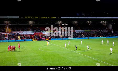 Wrexham, Großbritannien. Oktober 2023. Die Teams stehen vor dem Start an. Wales gegen Gibraltar in einem internationalen Freundschaftsspiel auf dem Rennplatz am 11. Oktober 2023. Quelle: Lewis Mitchell/Alamy Live News Stockfoto