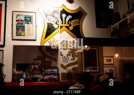 Wrexham, Großbritannien. Oktober 2023. Das Innere des Turf Pubs nach dem Spiel. Wales gegen Gibraltar in einem internationalen Freundschaftsspiel auf dem Rennplatz am 11. Oktober 2023. Quelle: Lewis Mitchell/Alamy Live News Stockfoto