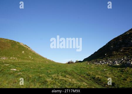 Die Arbeiten beginnen mit der Entfernung des umgeschlagenen Sycamore Gap Baumes an der Hadrian's Wall in Northumberland. Bilddatum: Donnerstag, 12. Oktober 2023. Stockfoto