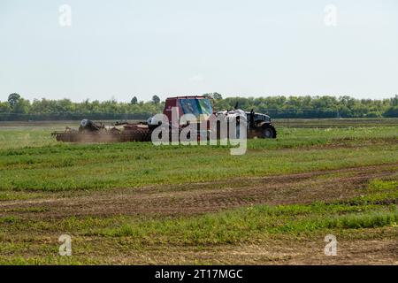 Russland, Republik Tatarstan, Kasan - Juli 2022: Autonome Traktoren arbeiten auf dem Feld. Stockfoto