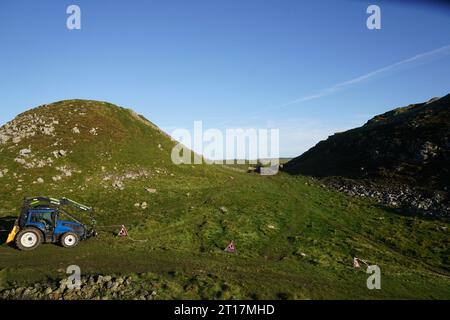 Die Arbeiten beginnen mit der Entfernung des umgeschlagenen Sycamore Gap Baumes an der Hadrian's Wall in Northumberland. Bilddatum: Donnerstag, 12. Oktober 2023. Stockfoto