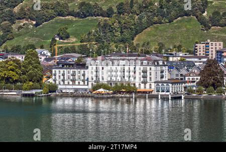 Blick auf das Seehotel Waldstätter Hof, Waldstätterquai 6, 6440 Brunnen, Schweiz, Kanton Schwyz. Das Hotel liegt direkt am Vierwaldstätter See. Hotel Waldstätterhof. Brunnen Schwyz Schweiz *** Blick auf das Seehotel Waldstätter Hof, Waldstätterquai 6, 6440 Brunnen, Schweiz, Kanton Schwyz das Hotel liegt direkt am Vierwaldstättersee Hotel Waldstätterhof Brunnen Schwyz Schweiz Credit: Imago/Alamy Live News Stockfoto