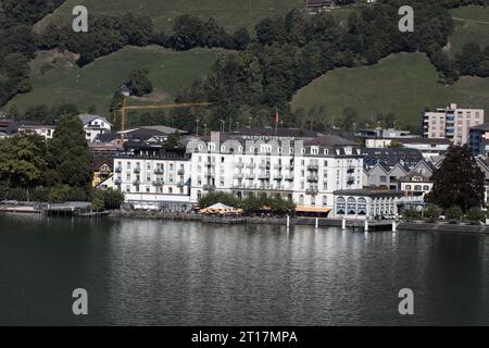 Blick auf das Seehotel Waldstätter Hof, Waldstätterquai 6, 6440 Brunnen, Schweiz, Kanton Schwyz. Das Hotel liegt direkt am Vierwaldstätter See. Hotel Waldstätterhof. Brunnen Schwyz Schweiz *** Blick auf das Seehotel Waldstätter Hof, Waldstätterquai 6, 6440 Brunnen, Schweiz, Kanton Schwyz das Hotel liegt direkt am Vierwaldstättersee Hotel Waldstätterhof Brunnen Schwyz Schweiz Credit: Imago/Alamy Live News Stockfoto