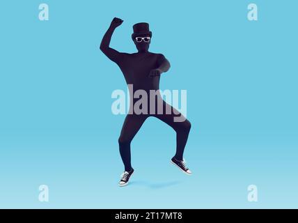 Lustiger Mann in schwarzem Body, Sonnenbrille, Hut und Turnschuhen, der auf blauem Hintergrund tanzt Stockfoto