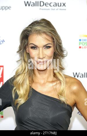 Goldene Bild der Frau in Hamburg Yasmina Filali, Verleihung der Goldenen Bild der Frau in der Neuen Flora, Hamburg, 11.10.2023 *** Goldenes Bild der Frau in Hamburg Yasmina Filali, Verleihung des Goldenen Bildes der Frau in der Neuen Flora, Hamburg, 11 10 2023 Copyright: XEventpressxBecherx Credit: Imago/Alamy Live News Stockfoto