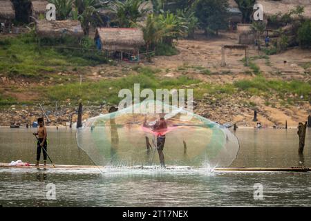 Ureinwohner im Royal Belum Perak verwenden Netze zum Fangen von Fischen Stockfoto