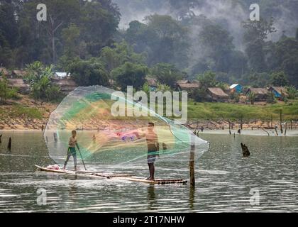 Ureinwohner im Royal Belum Perak verwenden Netze zum Fangen von Fischen Stockfoto