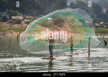 Ureinwohner im Royal Belum Perak verwenden Netze zum Fangen von Fischen Stockfoto