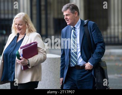 RTE-Direktorin für Rechtsfragen und Gruppensekretärin Paula Mullooly und RTE-Generaldirektor Kevin Bakhurst kamen im Leinster House in Dublin an, um vor dem Ausschuss für öffentliche Finanzen zu erscheinen. Bilddatum: Donnerstag, 12. Oktober 2023. Stockfoto