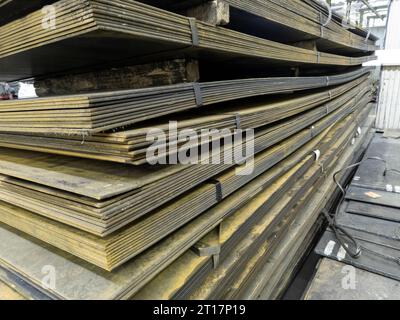 Dicke rostige warmgewalzte Stahlbleche stapeln Ecke, Nahaufnahme Stockfoto