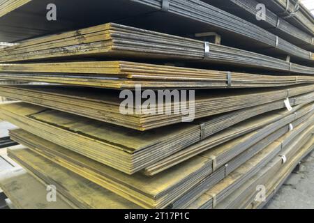 Dicke rostige warmgewalzte Stahlbleche stapeln Ecke, Nahaufnahme Stockfoto