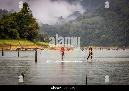 Ureinwohner im Royal Belum Perak verwenden Netze zum Fangen von Fischen Stockfoto