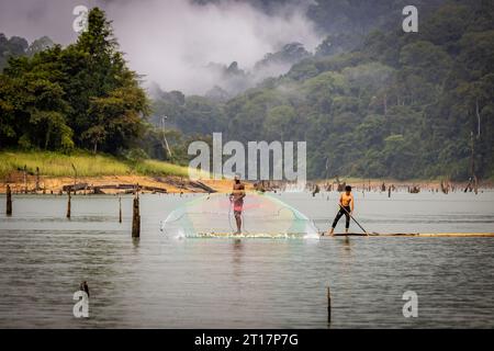 Ureinwohner im Royal Belum Perak verwenden Netze zum Fangen von Fischen Stockfoto