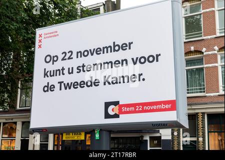 Amsterdam, Niederlande. Oktober 2023. Meter hohe Plakatwand auf dem Amsterdamer Haarlemmerplein, die die bevorstehenden Parlamentswahlen ankündigt. Die Niederländer werden am 22. November nach dem Fall der Regierung Rutte IV zu den Wahlen gehen, um für ein neues parlament zu stimmen Viele niederländische Politiker verlassen die Arena und mit Umfragen, die darauf hindeuten, dass eine wesentliche Veränderung erwartet wird. tweede, kamer, verkiezingen, 2de, Abri, Poster, Kredit: Imago/Alamy Live News Stockfoto