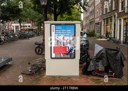 Amsterdam, Niederlande. Oktober 2023. Ratsposter auf einer Abzweigdose auf dem Haarlemmerplein, in dem angekündigt wird, dass die Stadt ab 2025 auf emissionsfreien Verkehr umgestellt wird. Uitstootvrij, Emission, clean, schoon, uitstoot vrij, Traffic, Verkeer, Credit: Imago/Alamy Live News Stockfoto