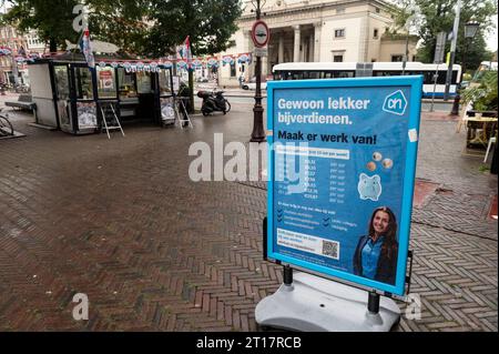 Amsterdam, Niederlande. Oktober 2023. Poster vor einem Amsterdamer Supermarkt des Albert Heijn, Teil der Ahold-Gruppe, Werbung für neues Personal. Das Poster zeigt die gleitende Lohnskala, was bedeutet, dass Mitarbeiter, die dieselbe Arbeit leisten, je nach Alter unterschiedliche Einkommen haben. Bijverdienen, inkomen, uurloon, lonen, loon, Lohn, Lohn, Kredit: Imago/Alamy Live News Stockfoto