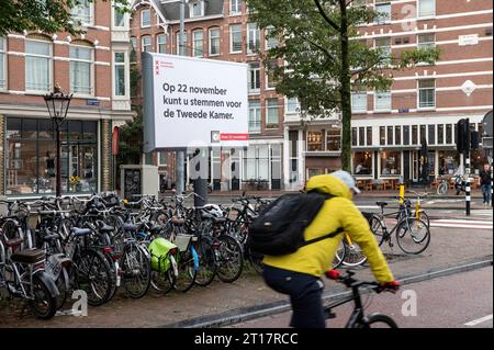 Amsterdam, Niederlande. Oktober 2023. Meter hohe Plakatwand auf dem Amsterdamer Haarlemmerplein, die die bevorstehenden Parlamentswahlen ankündigt. Die Niederländer werden am 22. November nach dem Fall der Regierung Rutte IV zu den Wahlen gehen, um für ein neues parlament zu stimmen Viele niederländische Politiker verlassen die Arena und mit Umfragen, die darauf hindeuten, dass eine wesentliche Veränderung erwartet wird. tweede, kamer, verkiezingen, 2de, Abri, Poster, Kredit: Imago/Alamy Live News Stockfoto