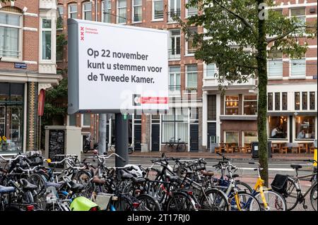 Amsterdam, Niederlande. Oktober 2023. Meter hohe Plakatwand auf dem Amsterdamer Haarlemmerplein, die die bevorstehenden Parlamentswahlen ankündigt. Die Niederländer werden am 22. November nach dem Fall der Regierung Rutte IV zu den Wahlen gehen, um für ein neues parlament zu stimmen Viele niederländische Politiker verlassen die Arena und mit Umfragen, die darauf hindeuten, dass eine wesentliche Veränderung erwartet wird. tweede, kamer, verkiezingen, 2de, Abri, Poster, Kredit: Imago/Alamy Live News Stockfoto