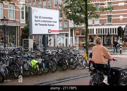 Amsterdam, Niederlande. Oktober 2023. Meter hohe Plakatwand auf dem Amsterdamer Haarlemmerplein, die die bevorstehenden Parlamentswahlen ankündigt. Die Niederländer werden am 22. November nach dem Fall der Regierung Rutte IV zu den Wahlen gehen, um für ein neues parlament zu stimmen Viele niederländische Politiker verlassen die Arena und mit Umfragen, die darauf hindeuten, dass eine wesentliche Veränderung erwartet wird. tweede, kamer, verkiezingen, 2de, Abri, Poster, Kredit: Imago/Alamy Live News Stockfoto