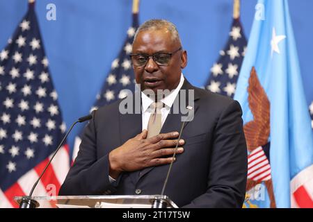 Brüssel, Belgien Oktober 2023. US-Verteidigungsminister Lloyd Austin spricht auf einer Pressekonferenz während eines Treffens der NATO-Verteidigungsminister im NATO-Hauptquartier in Brüssel (Belgien) am 11. Oktober 2023. Quelle: Zhao Dingzhe/Xinhua/Alamy Live News Stockfoto