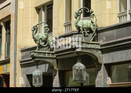 Statue, zwei Reiter, Putten auf Geißböcken, Nikolaistraße, Leipzig, Sachsen, Deutschland Stockfoto