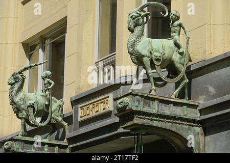 Statue, zwei Reiter, Putten auf Geißböcken, Nikolaistraße, Leipzig, Sachsen, Deutschland Stockfoto