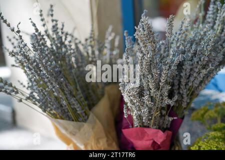 Sträuße von getrocknetem Lavendel im Korb. Blumenladen. Blumenlieferung Stockfoto