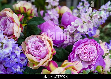 Blumenstrauß aus Kunstblumen. Blumentextur Hintergrund für Hochzeitsszene. Banner für Website Stockfoto