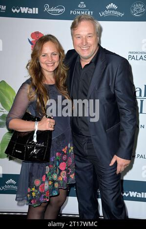 Stephan Grossmann mit Ehefrau Lidija Grossmann bei der Weltpremiere der Falling in Love Grand Show 2023 im Friedrichstadt-Palast. Berlin, 11.10.2023 *** Stephan Grossmann mit Frau Lidija Grossmann bei der Uraufführung der Falling in Love Grand Show 2023 im Friedrichstadt Palast Berlin, 11 10 2023 Foto:XF.xKernx/xFuturexImagex Falling 3169 Credit: Imago/Alamy Live News Stockfoto